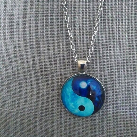 Day & Night Ying Yang Necklace - Picture 4 of 9